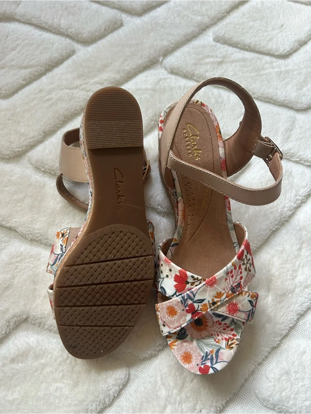 Clark’s Chicly Floral Wedge Sandals in White Floral